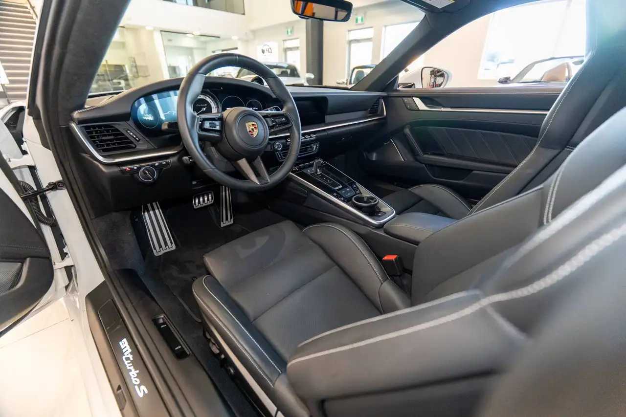 Porsche 911 - Image 24