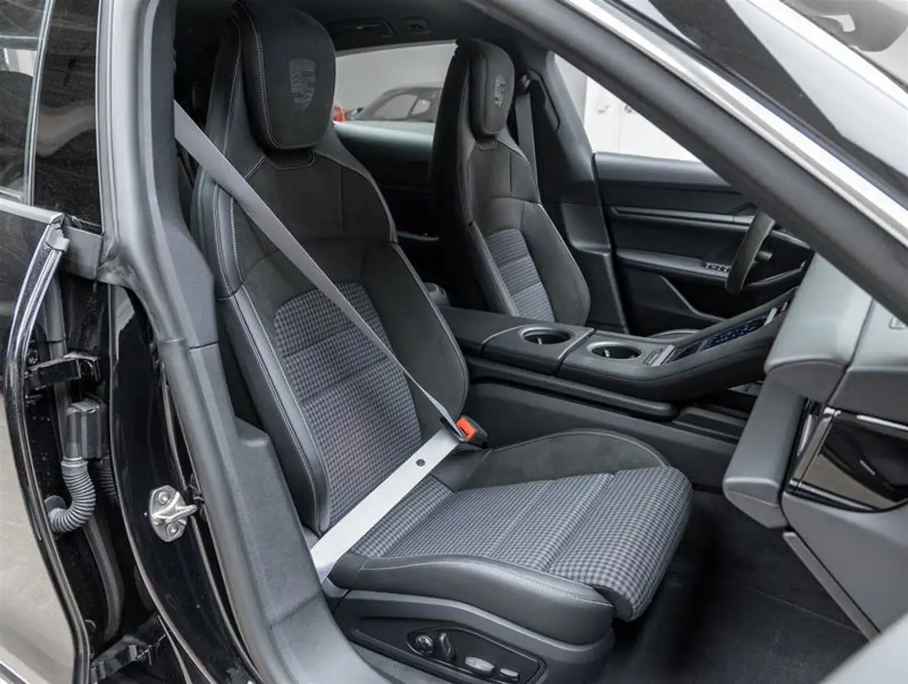 Porsche Taycan - Image 37