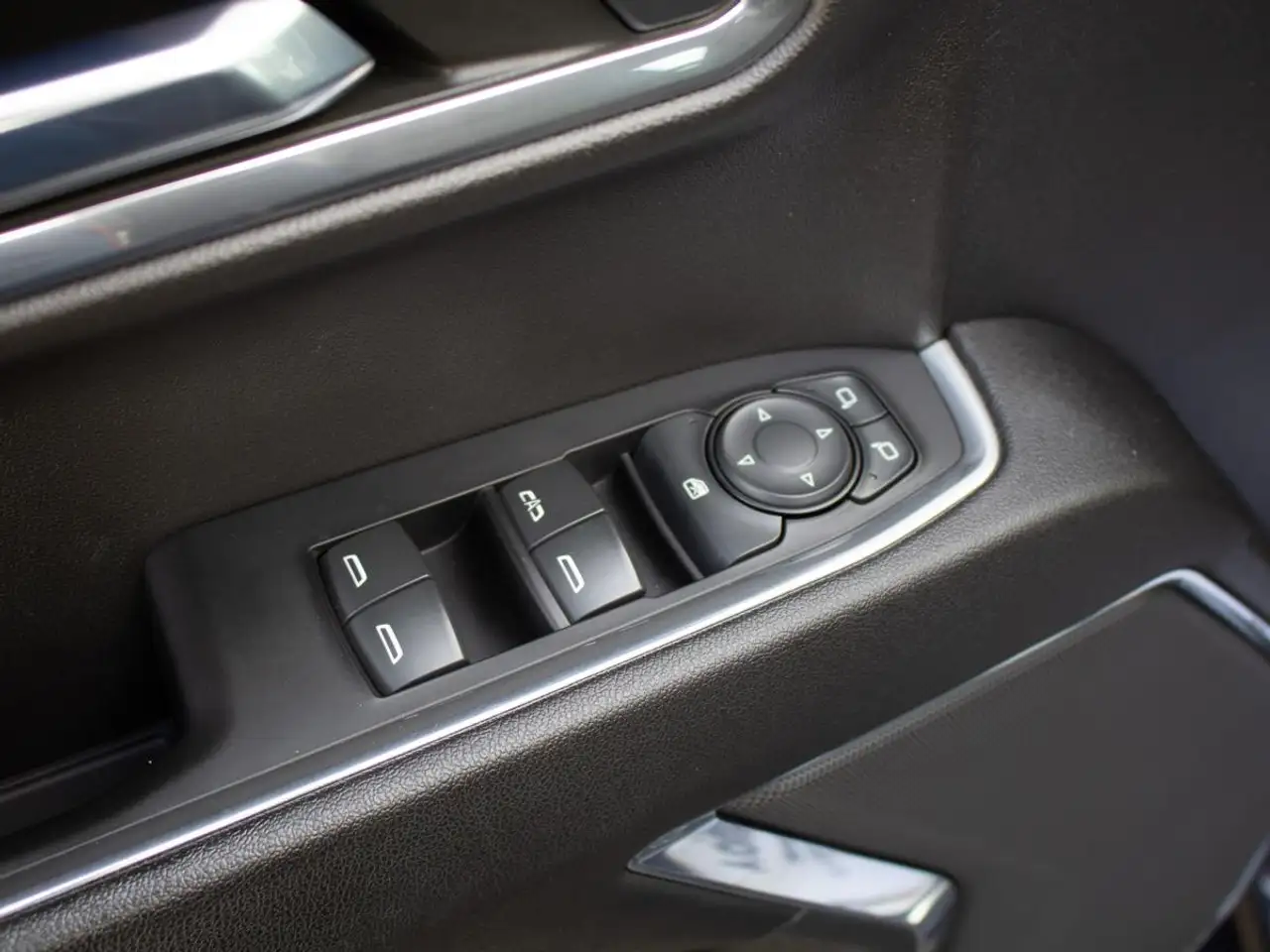Chevrolet Silverado 1500 - Image 16