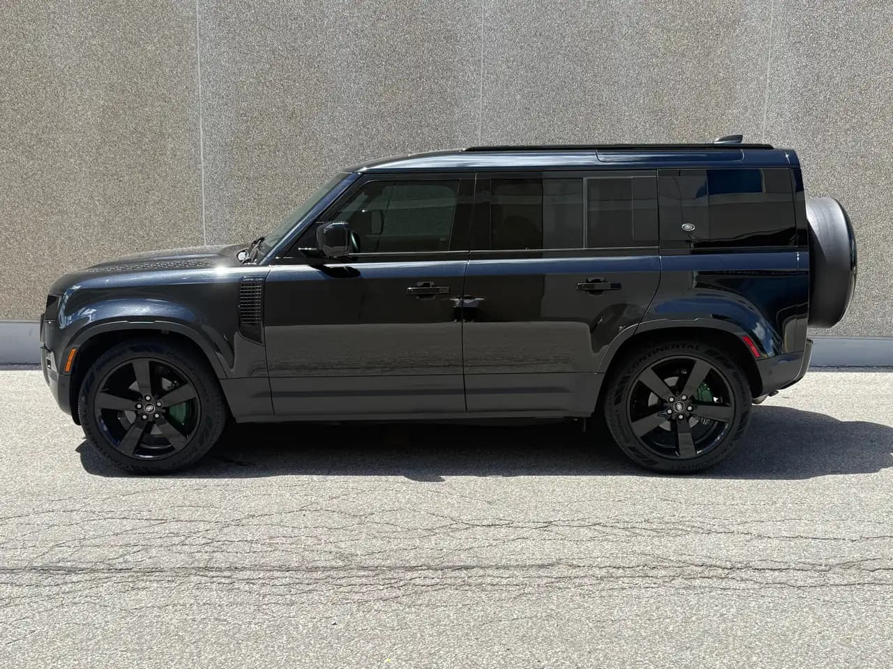 Land Rover Defender - Image 1