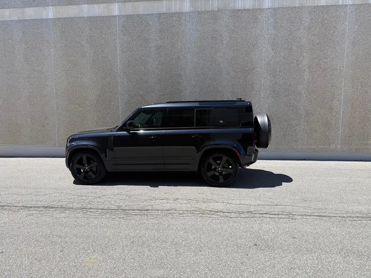Land Rover Defender - Image 13