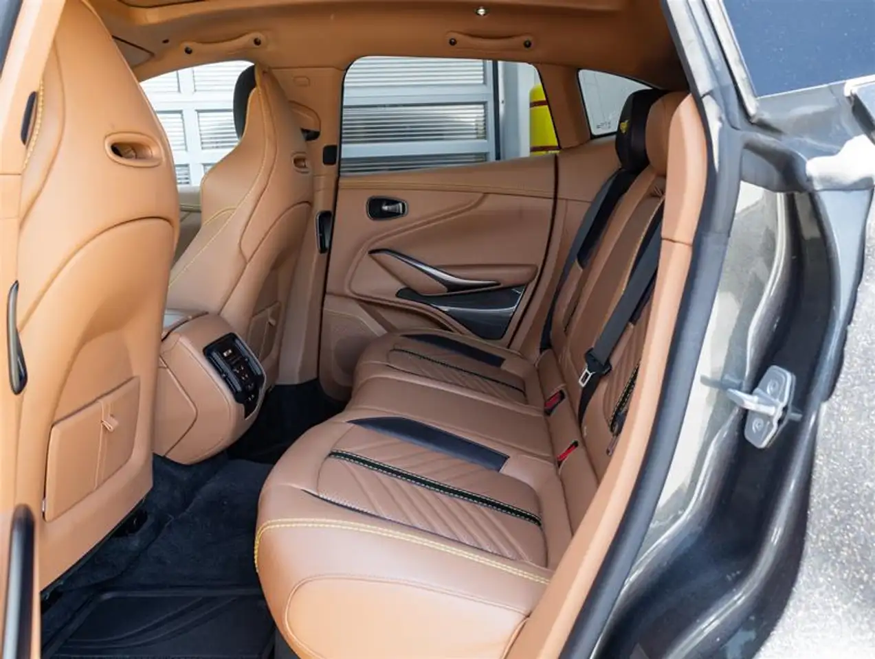 Aston Martin DBX - Image 30