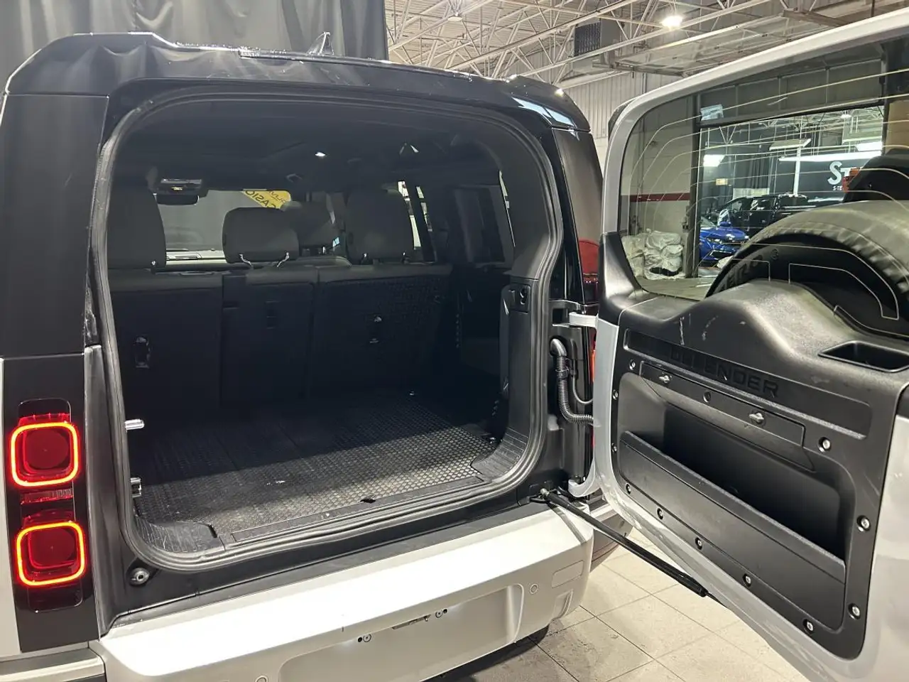 Land Rover Defender - Image 9