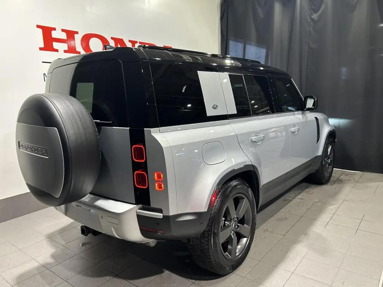 Land Rover Defender - Image 7