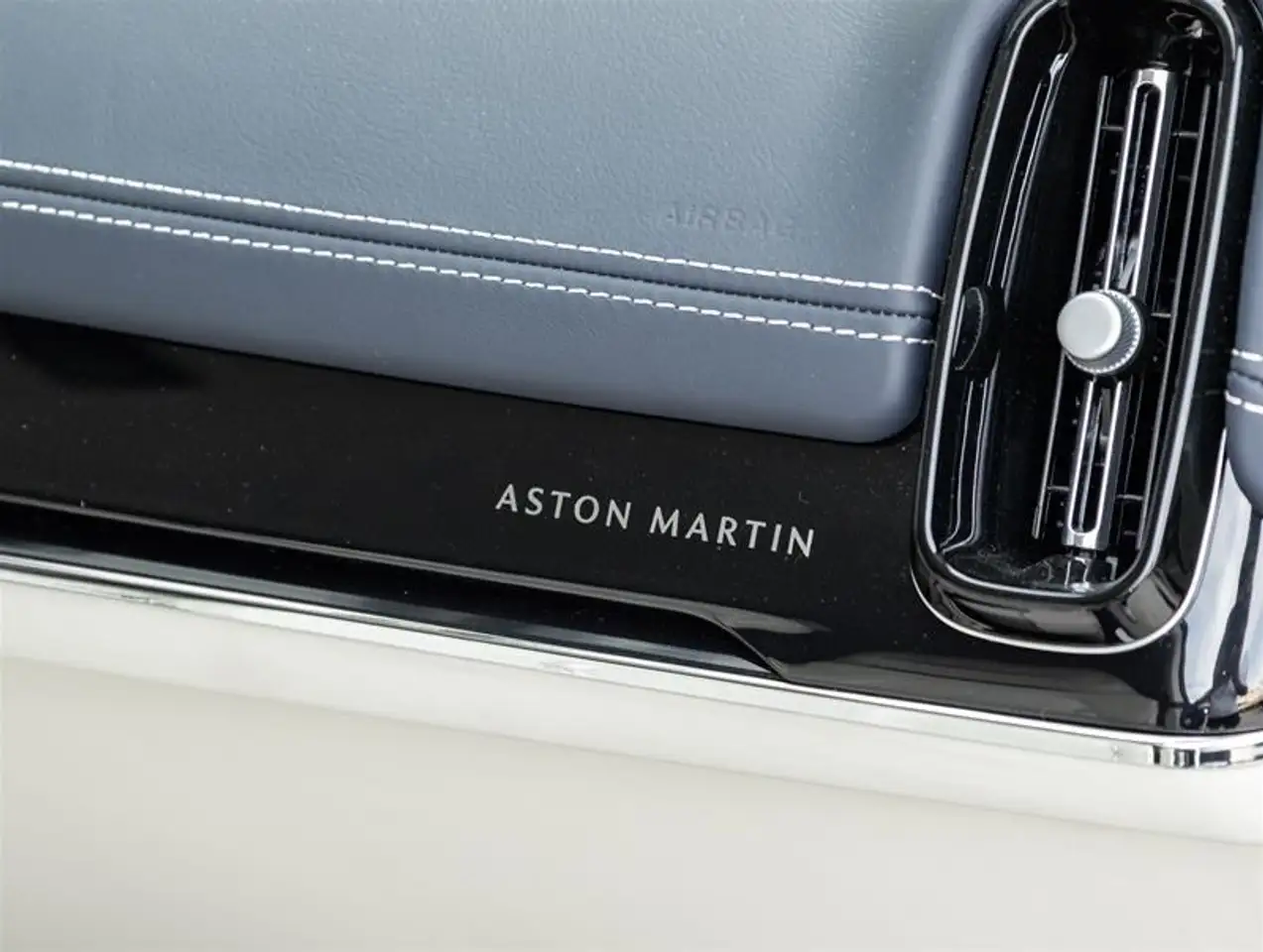 Aston Martin DBX - Image 31