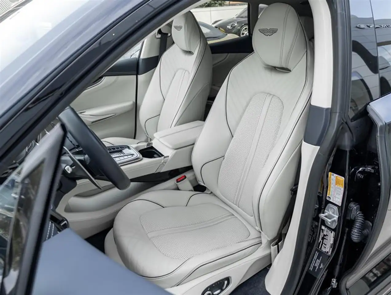 Aston Martin DBX - Image 12