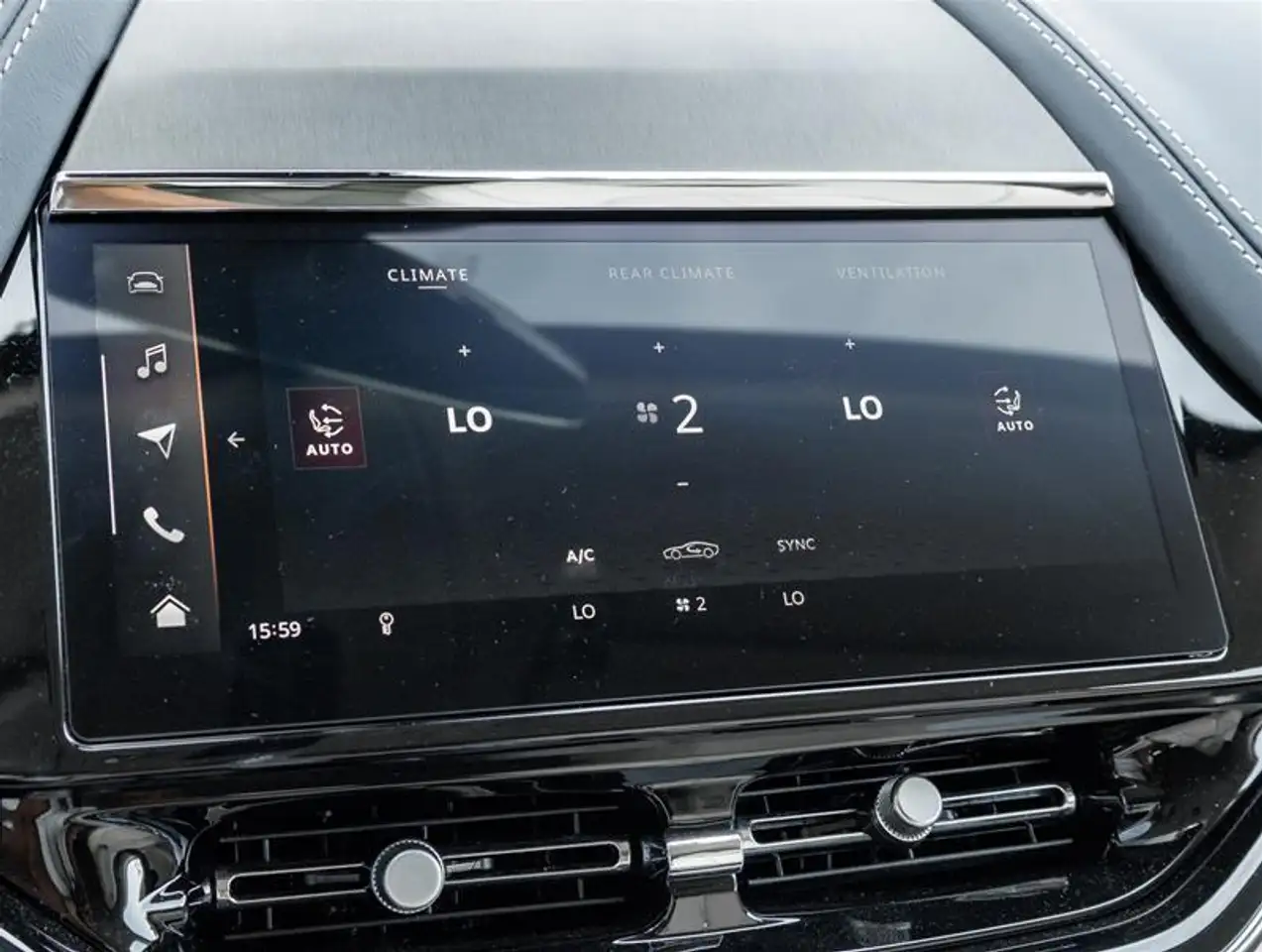 Aston Martin DBX - Image 26
