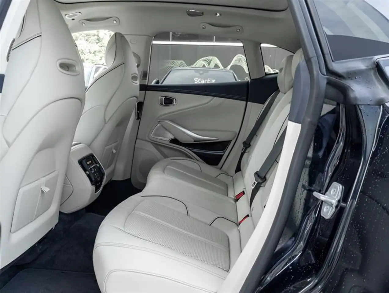 Aston Martin DBX - Image 35