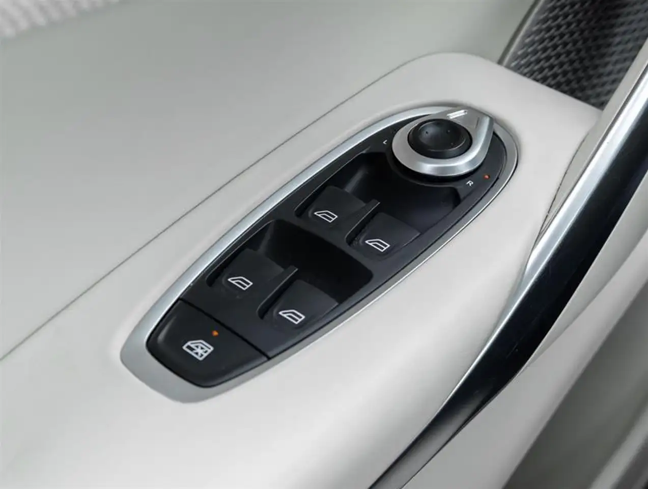 Aston Martin DBX - Image 21