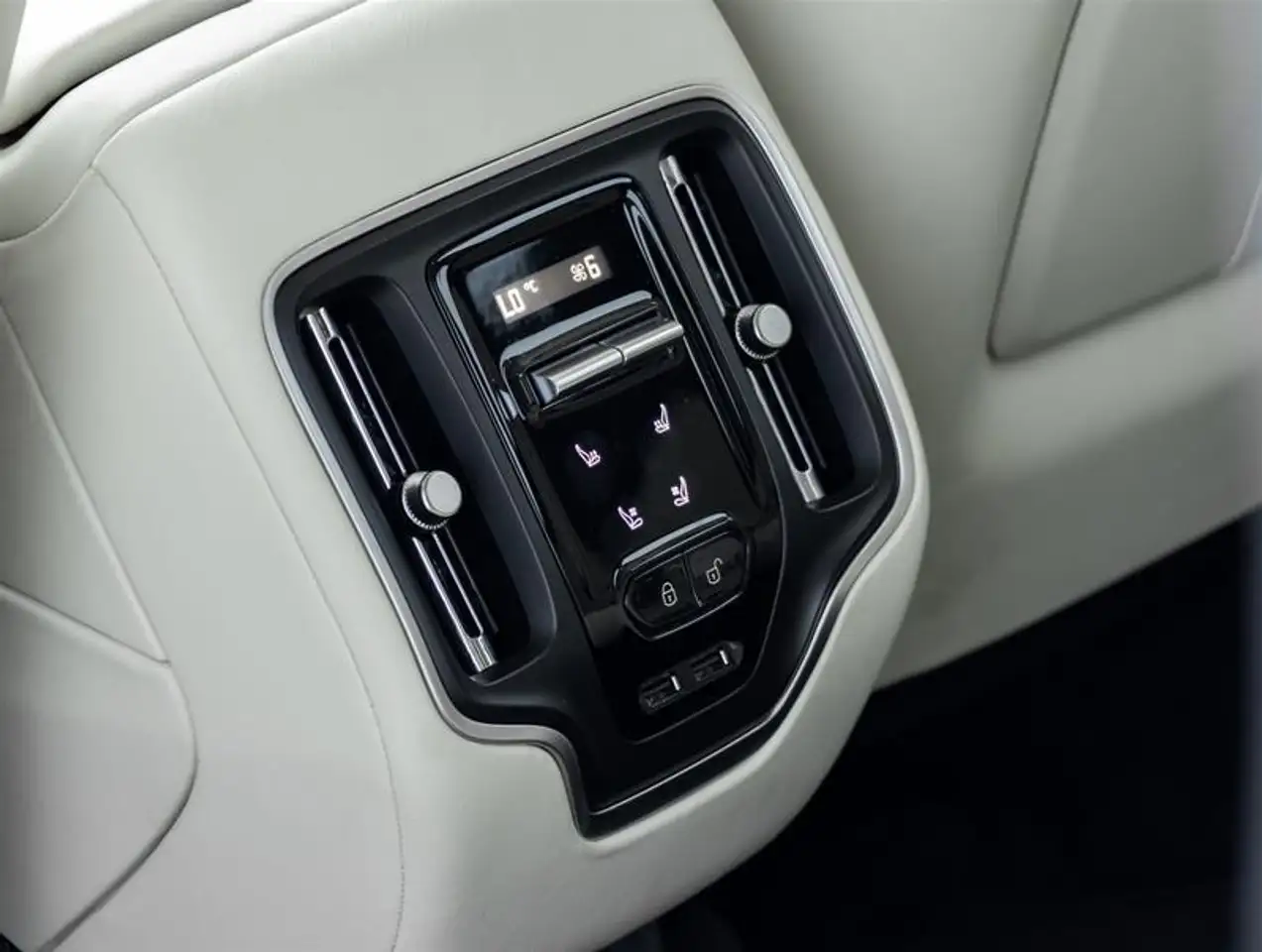 Aston Martin DBX - Image 36