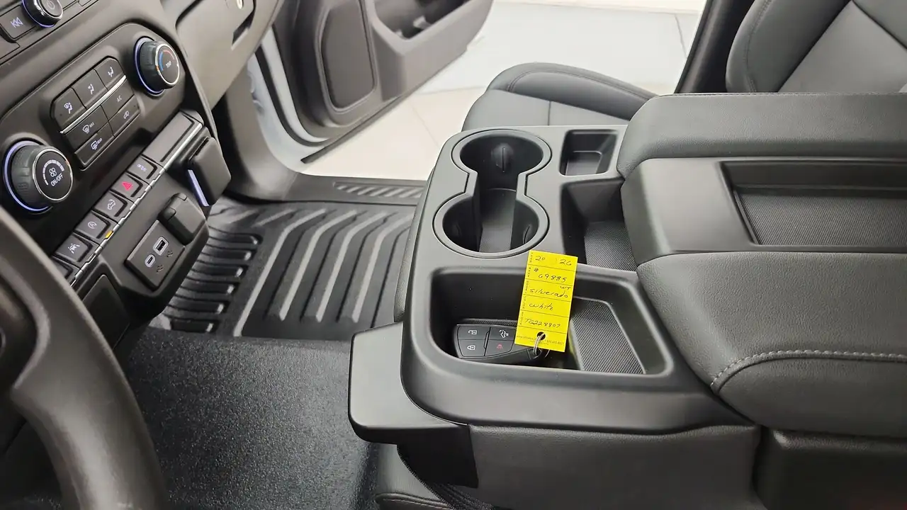 Chevrolet Silverado 1500 - Image 18