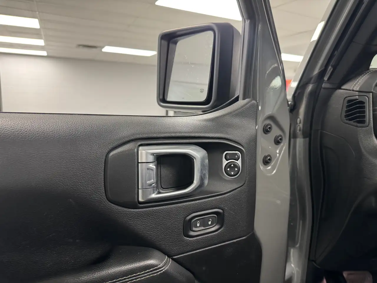 Jeep Wrangler - Image 14
