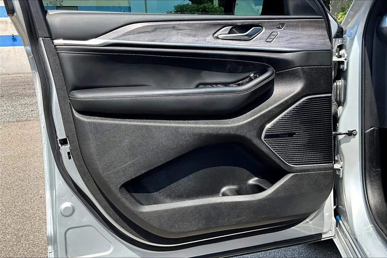 Jeep Grand Cherokee - Image 18