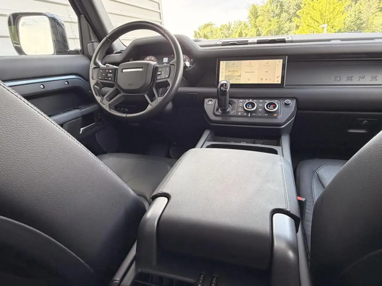 Land Rover Defender - Image 33