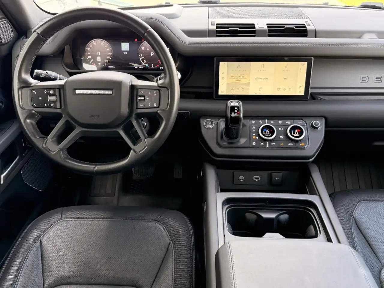 Land Rover Defender - Image 32