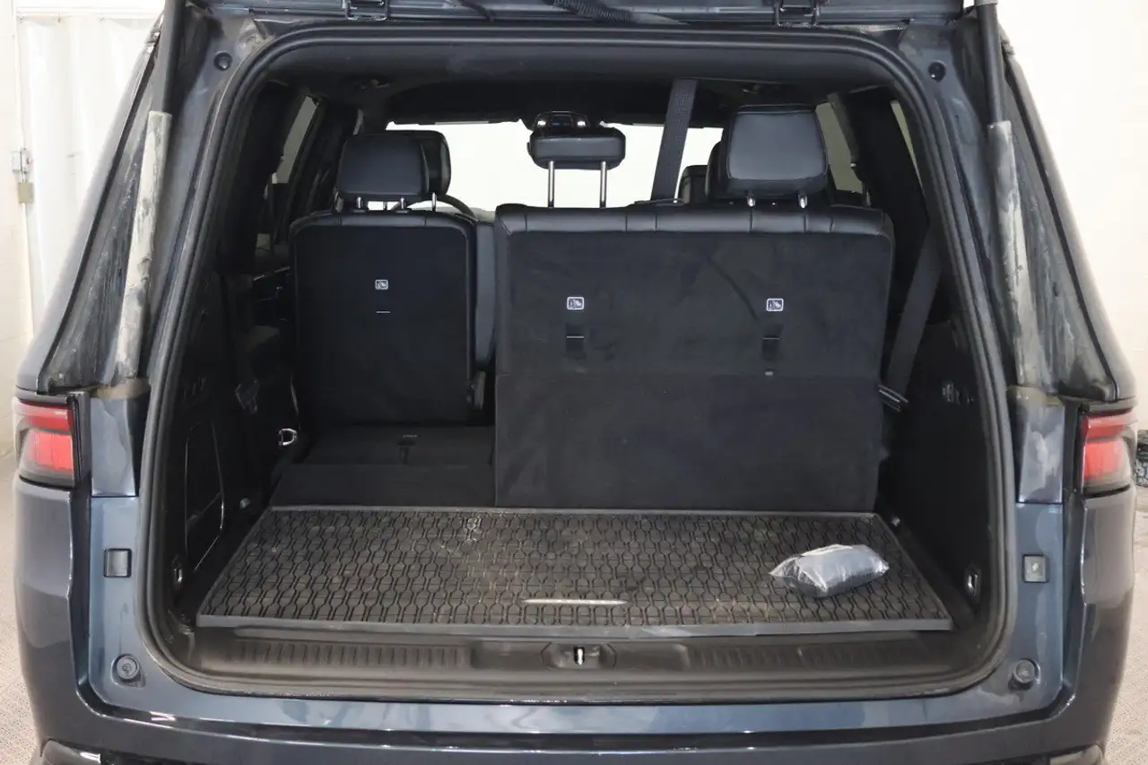 Jeep Wagoneer - Image 7