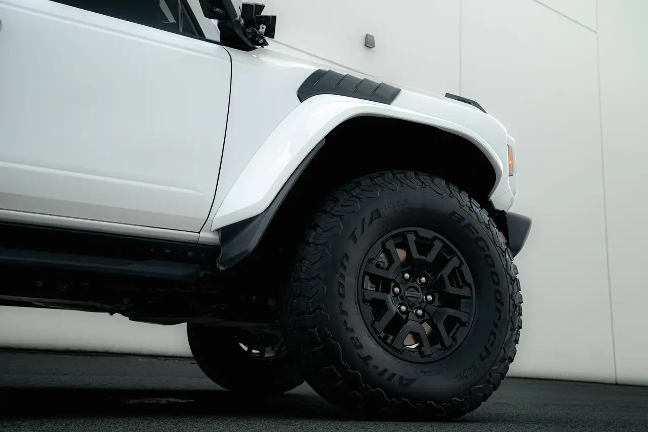 Ford Bronco - Image 9