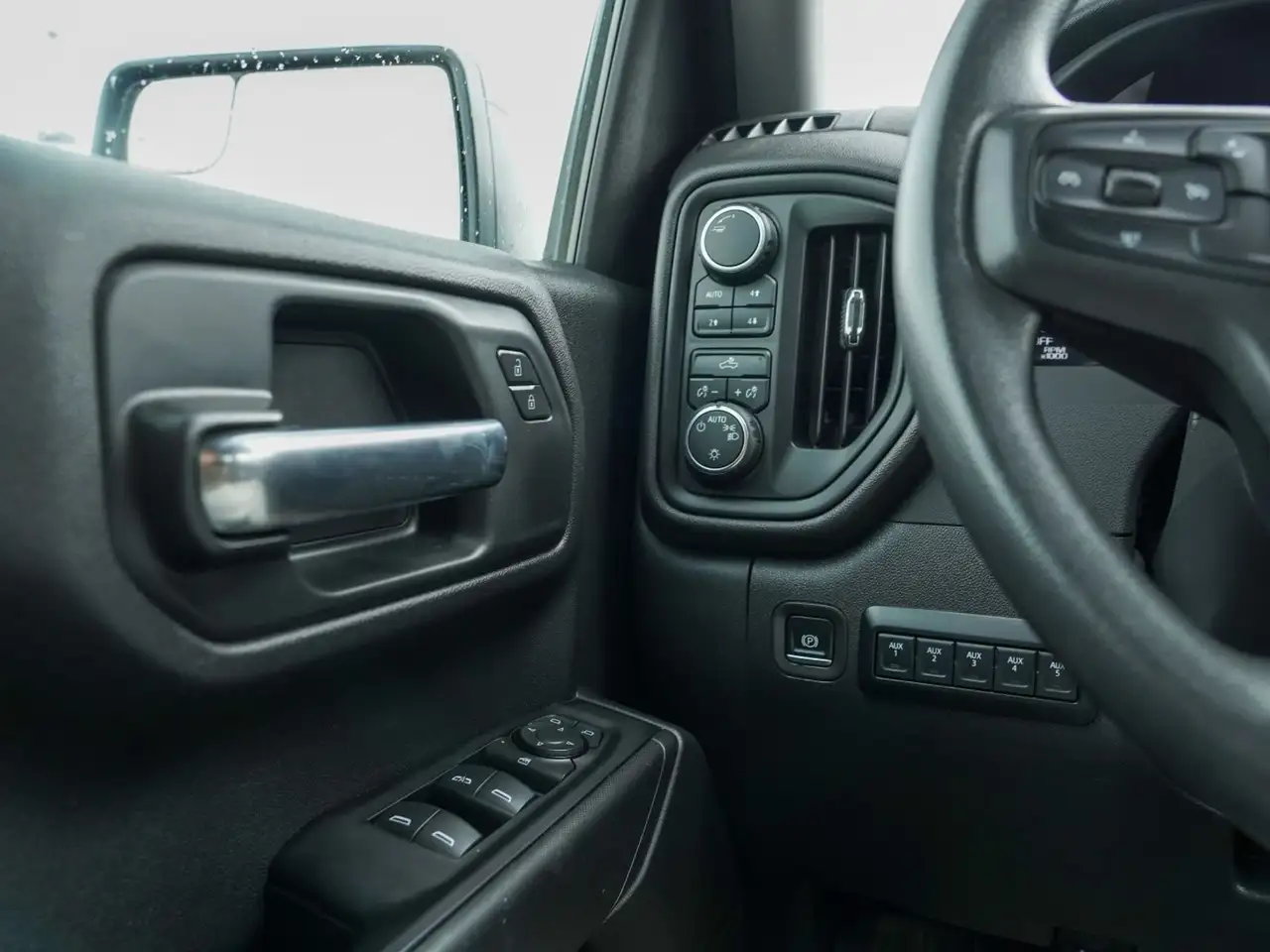 Chevrolet Silverado 1500 - Image 17