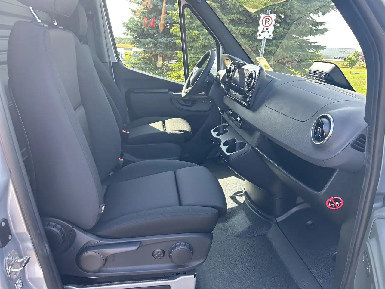 Mercedes-Benz Sprinter - Image 13