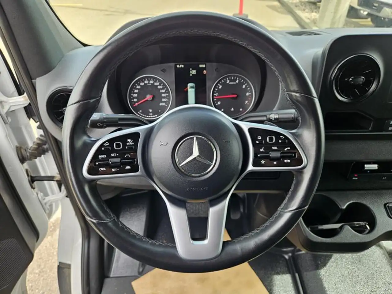 Mercedes-Benz Sprinter - Image 19