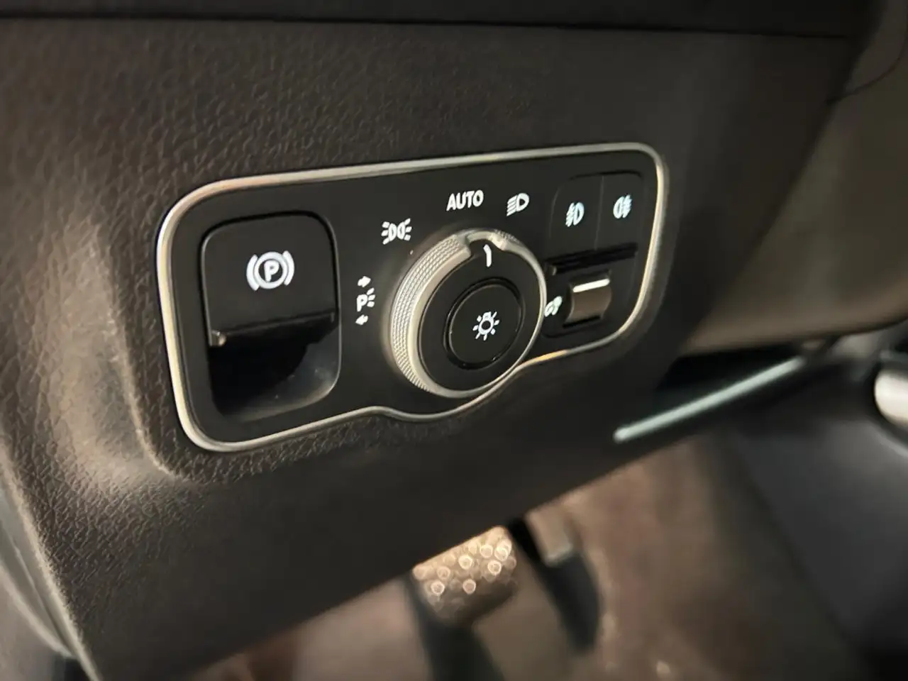 Mercedes-Benz GLB - Image 40
