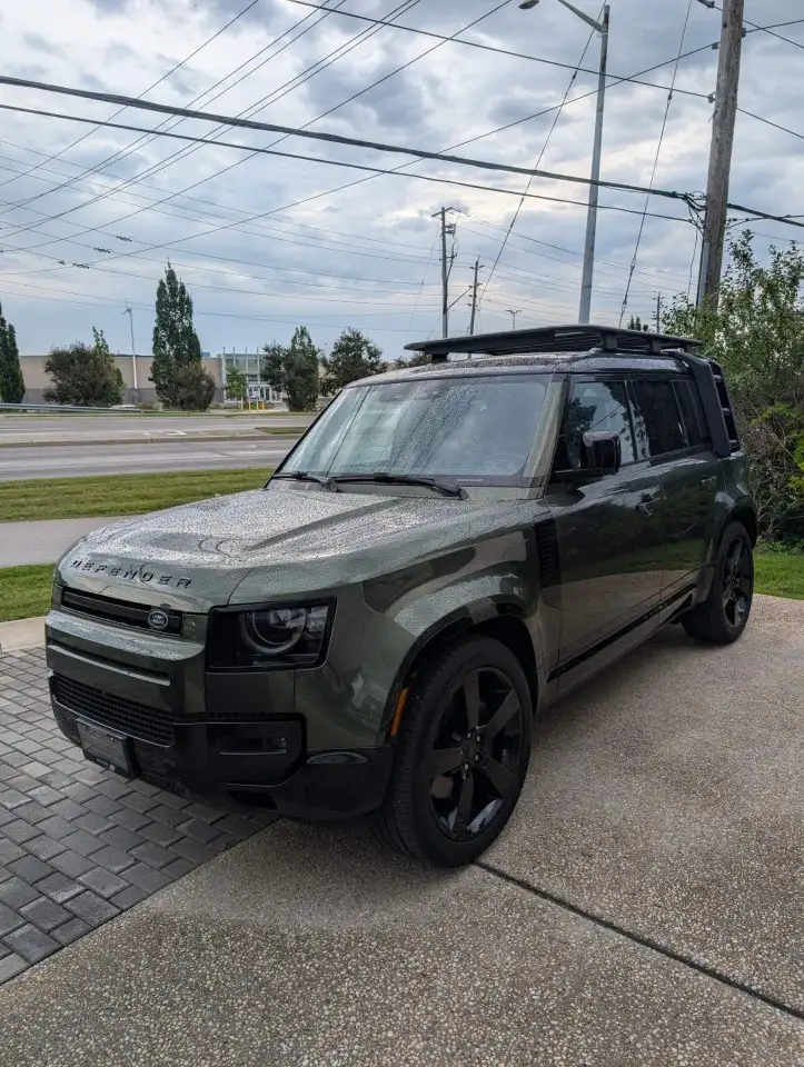 Land Rover Defender - Image 1