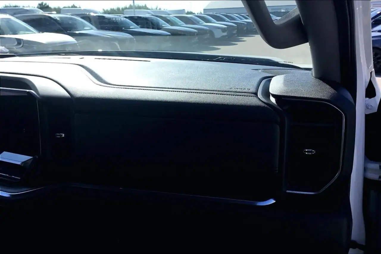 Chevrolet Silverado 1500 - Image 16