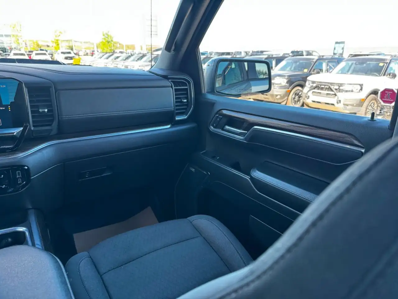 Chevrolet Silverado 1500 - Image 14