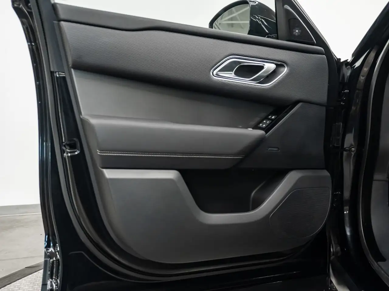 Land Rover Range Rover Velar - Image 30