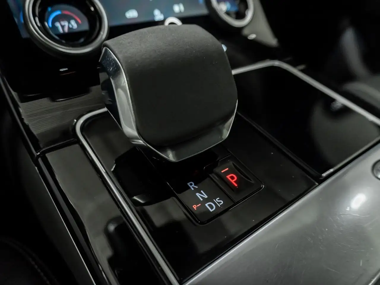 Land Rover Range Rover Velar - Image 22