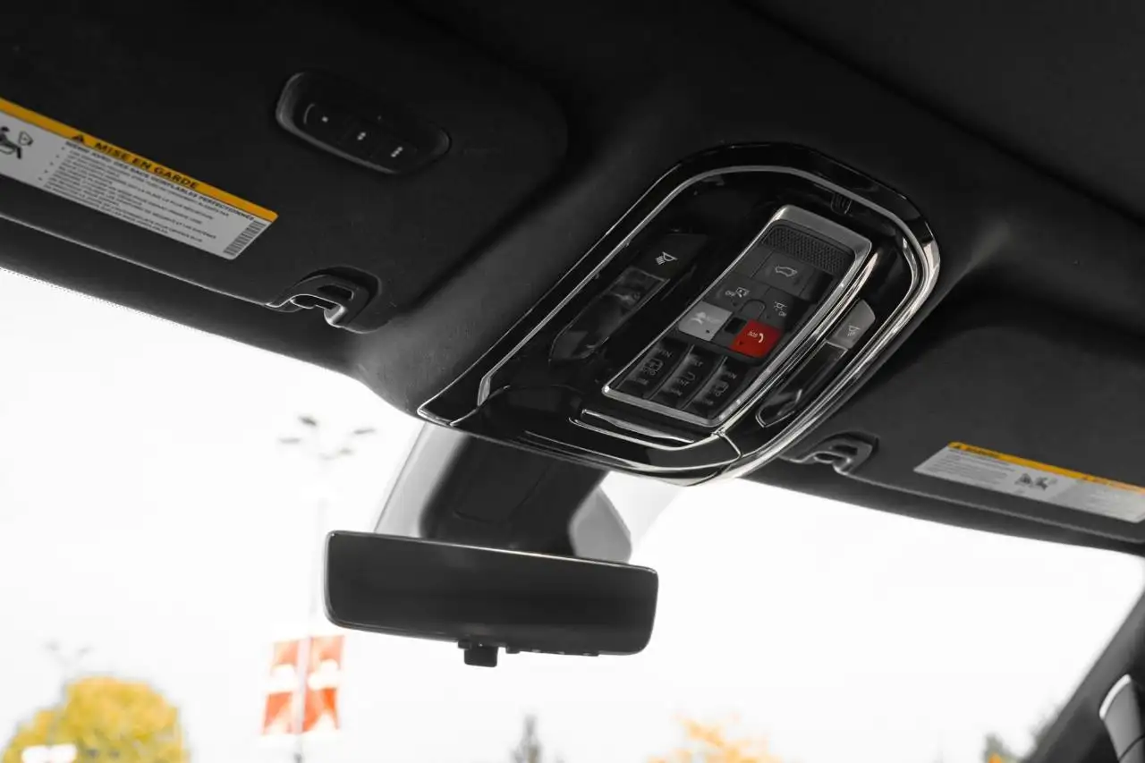 Jeep Grand Wagoneer - Image 18