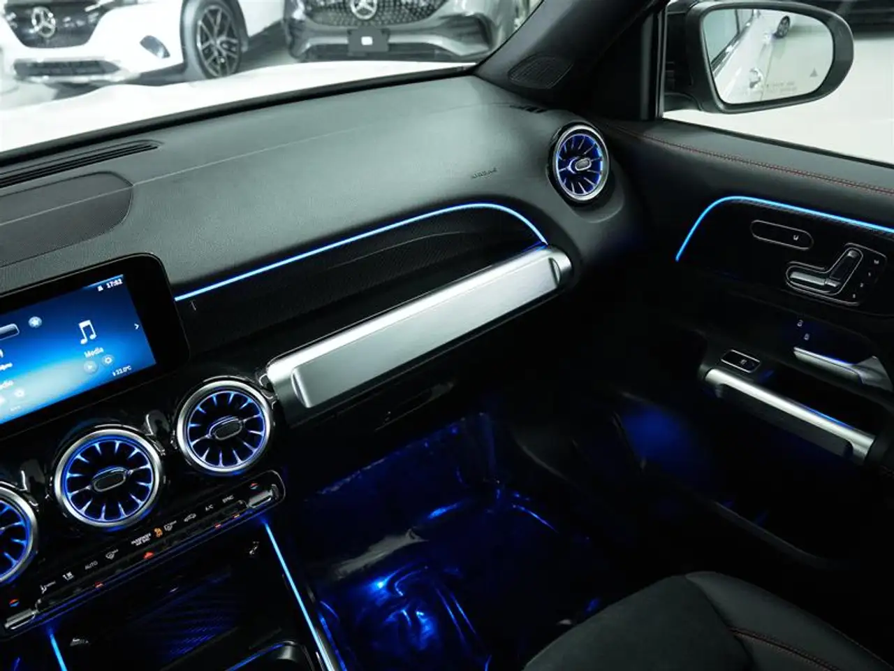 Mercedes-Benz GLB - Image 39
