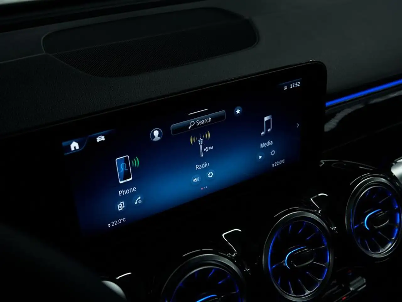Mercedes-Benz GLB - Image 35