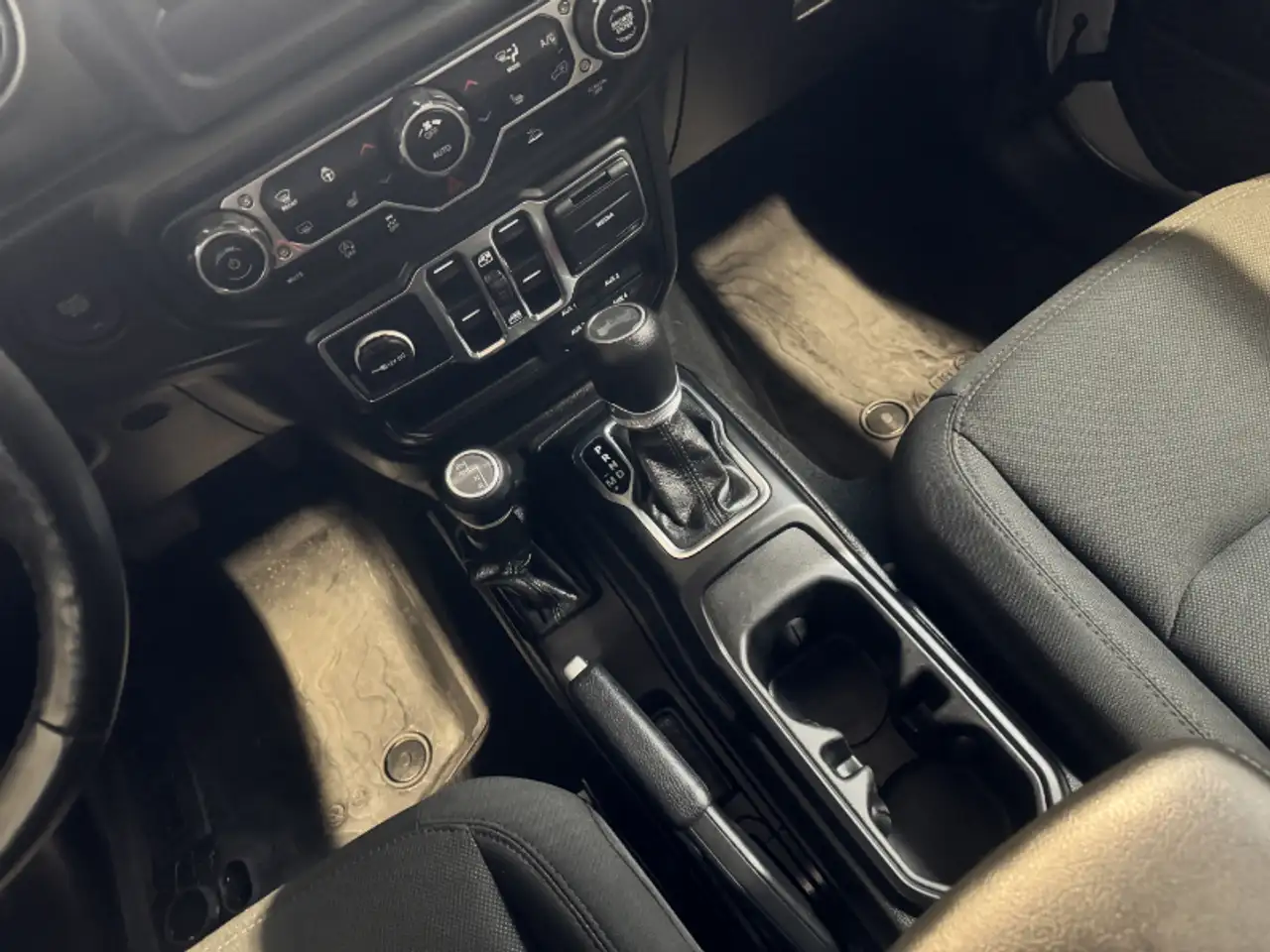 Jeep Wrangler - Image 14