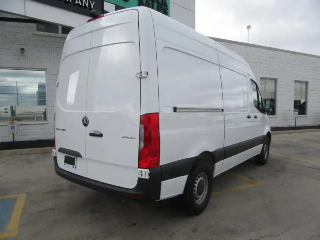 Mercedes-Benz Sprinter - Image 11