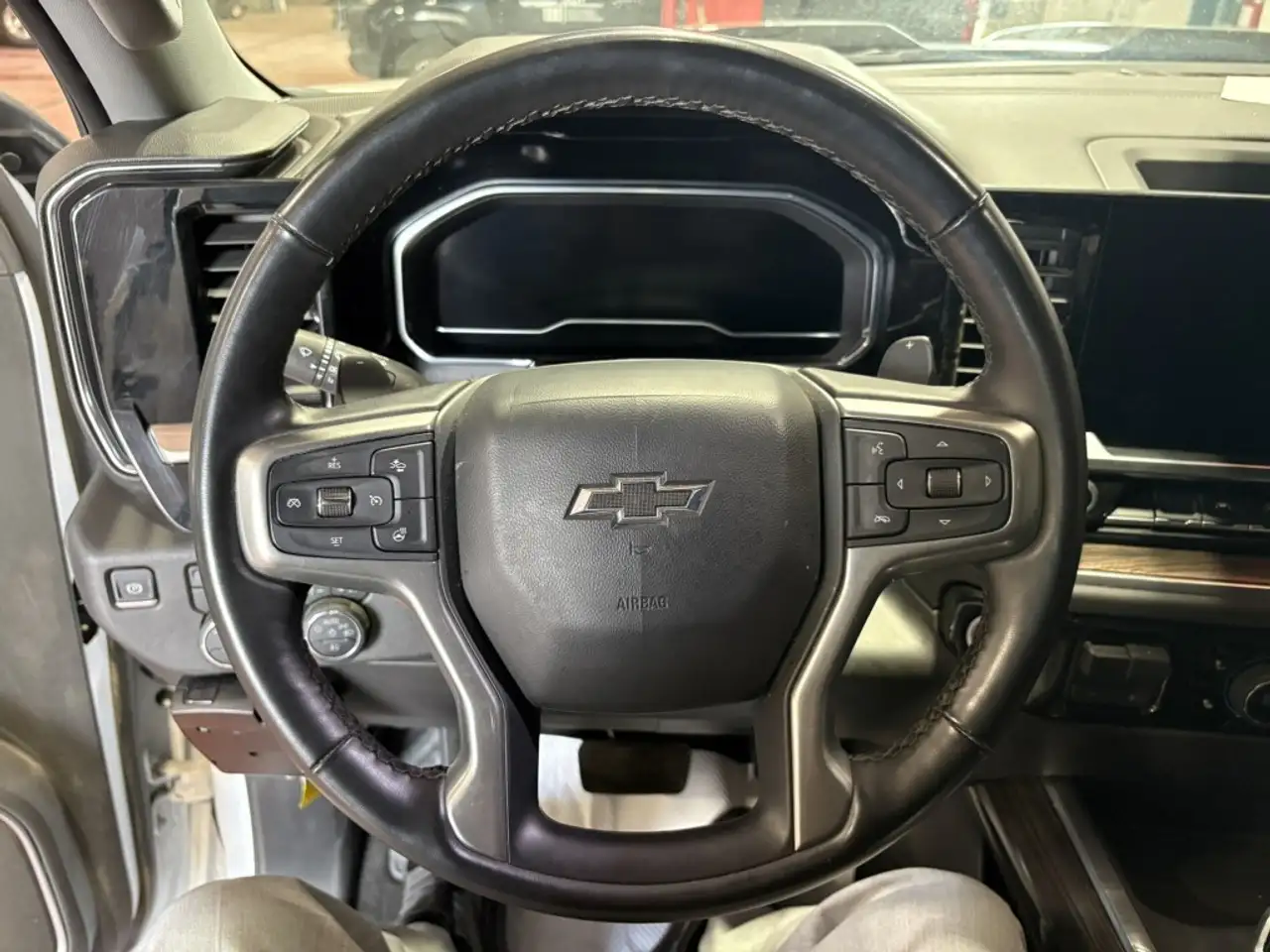 Chevrolet Silverado 1500 - Image 9