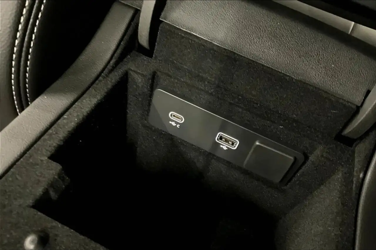 Jaguar XF - Image 17