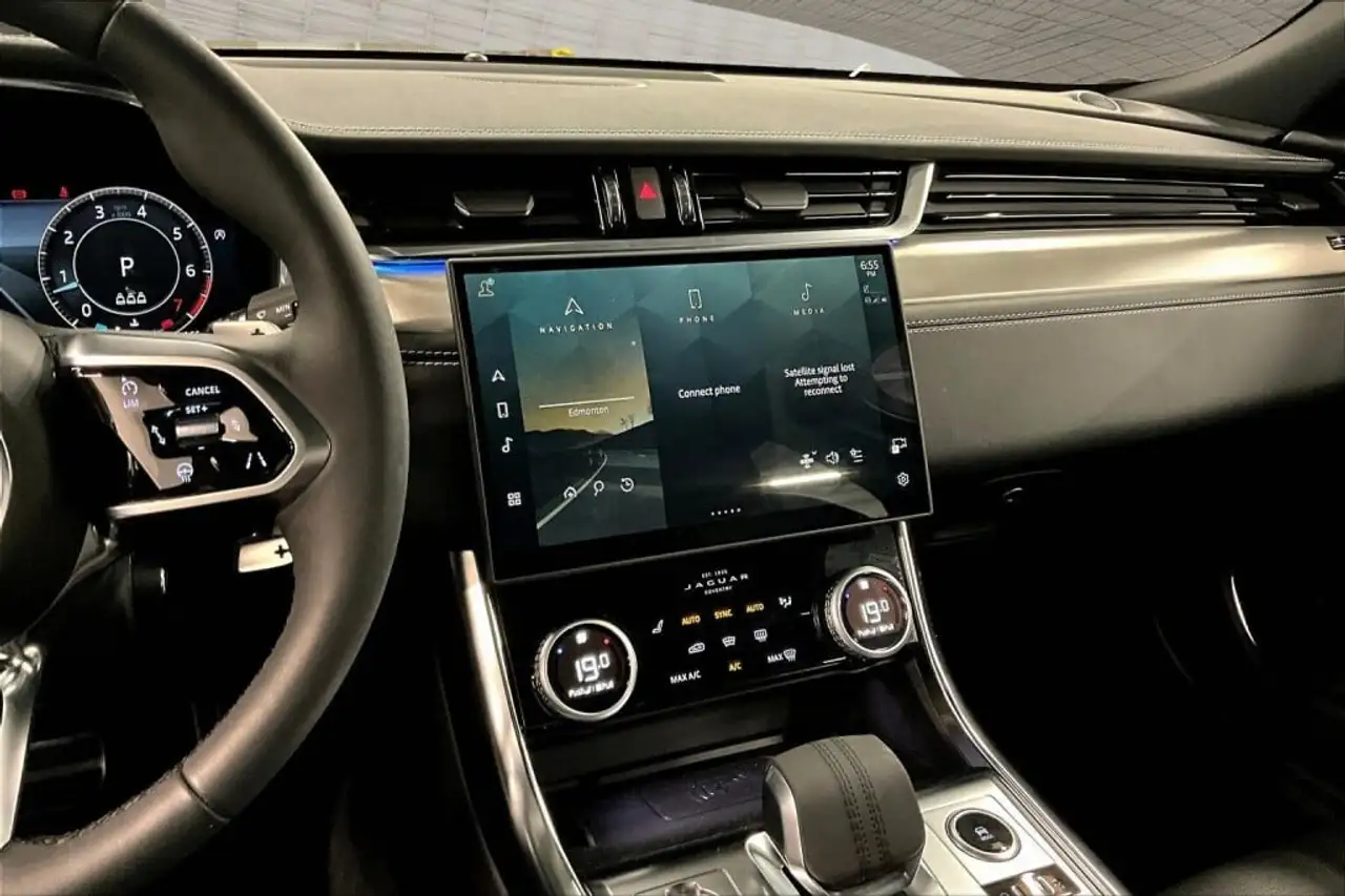 Jaguar XF - Image 11