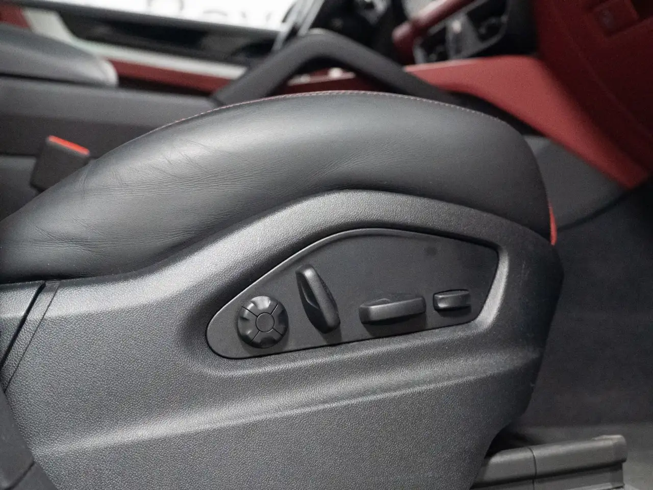 Porsche Cayenne - Image 21