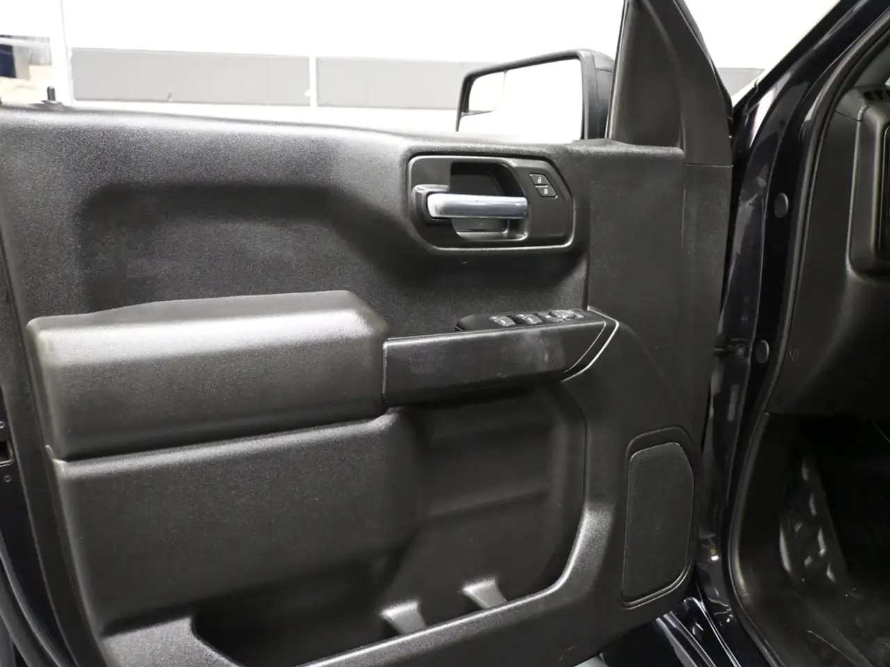 Chevrolet Silverado 1500 - Image 11