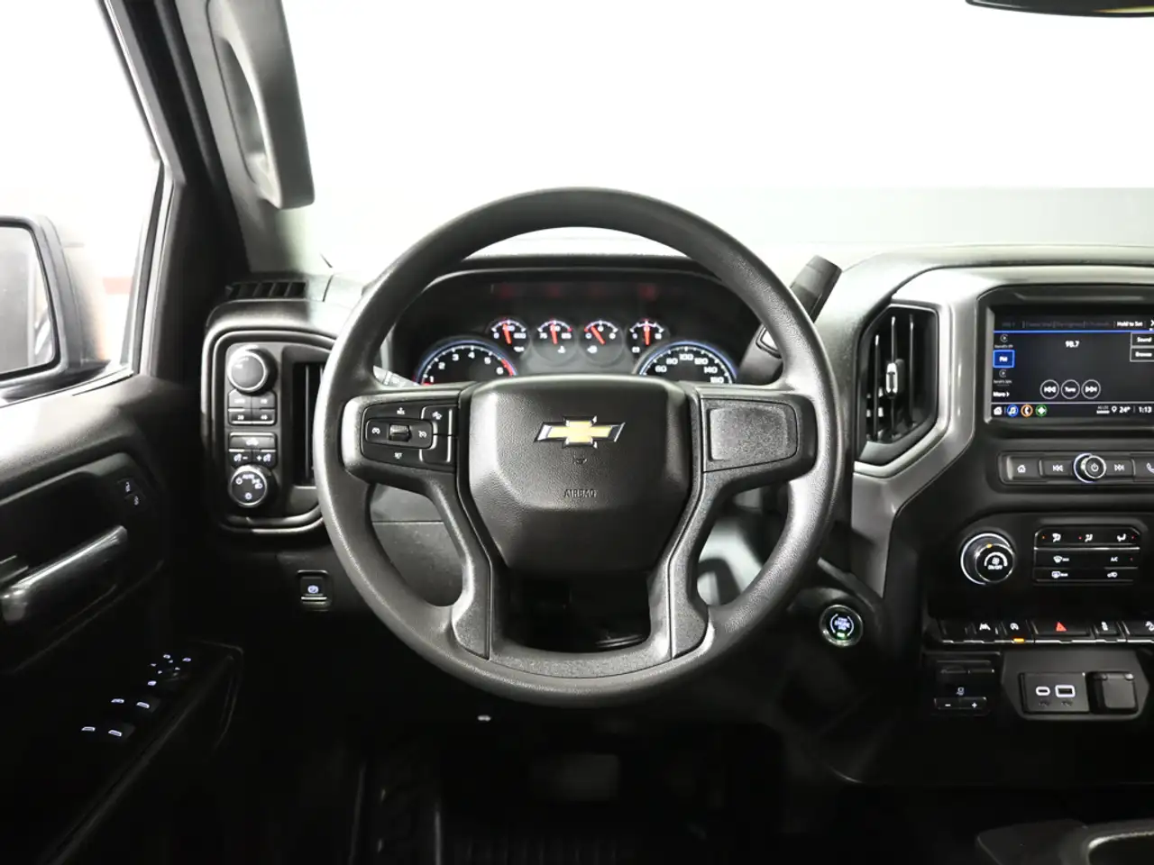Chevrolet Silverado 1500 - Image 12