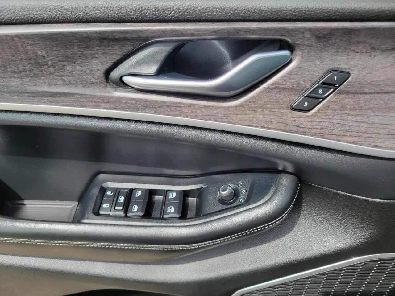 Jeep Grand Cherokee - Image 22