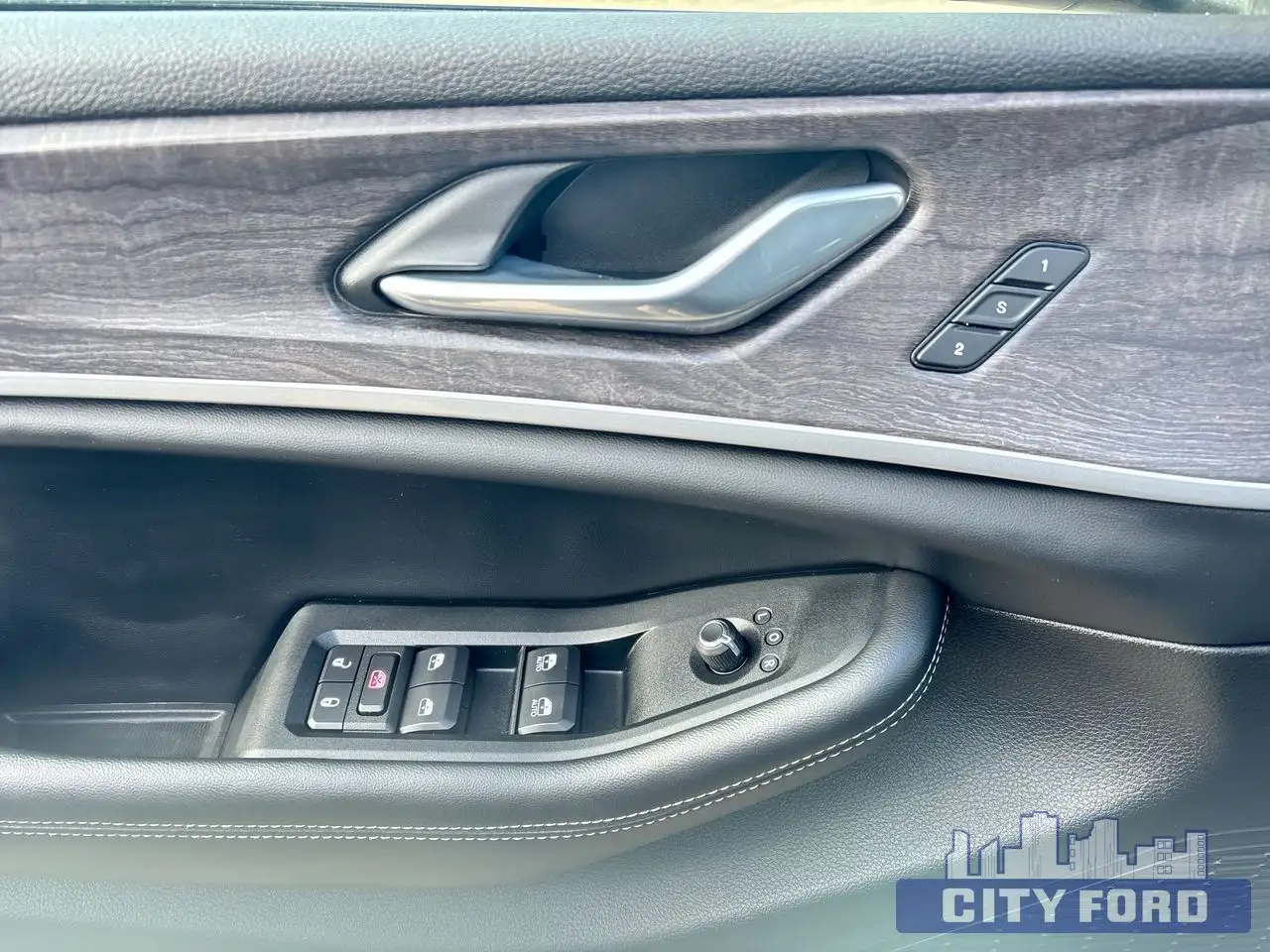 Jeep Grand Cherokee - Image 12
