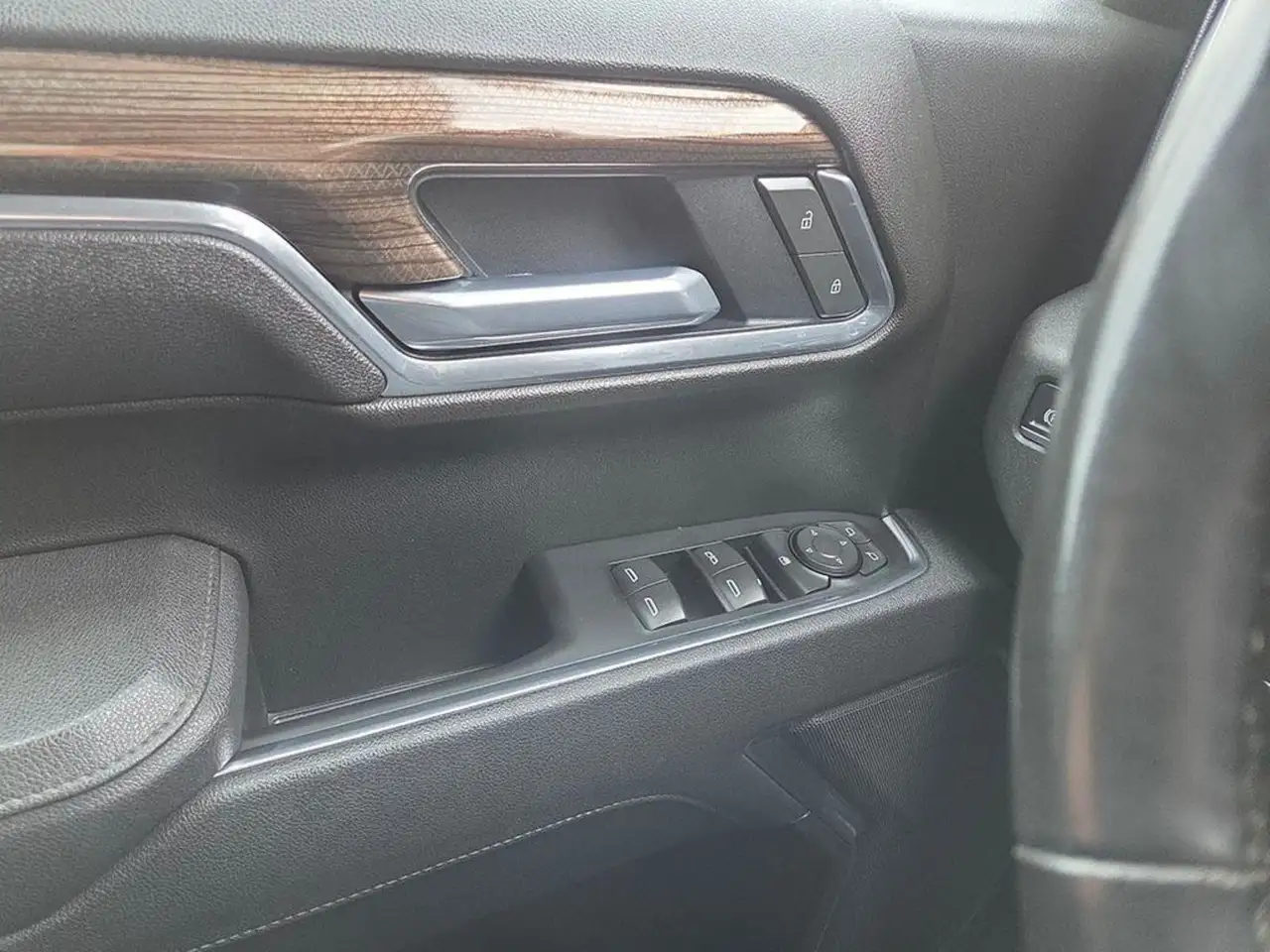 Chevrolet Silverado 1500 - Image 16