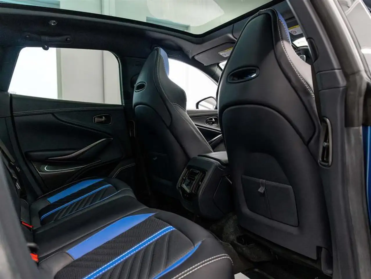 Aston Martin DBX - Image 17
