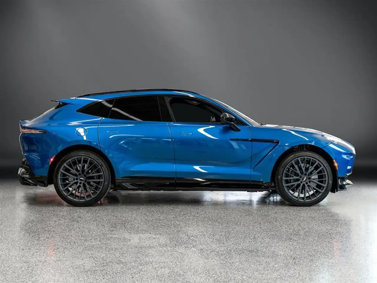 Aston Martin DBX - Image 4