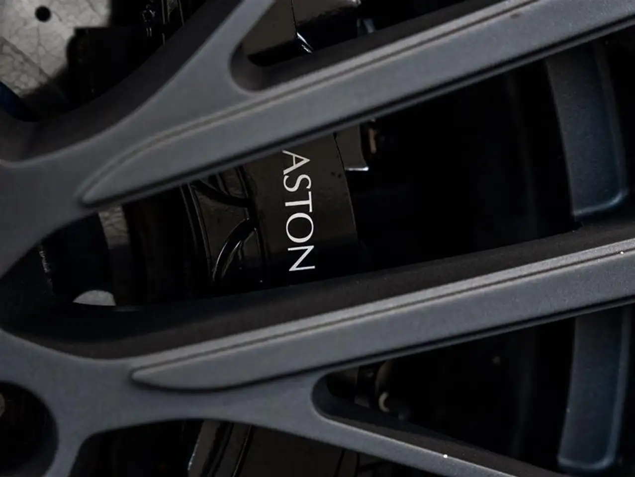 Aston Martin DBX - Image 38