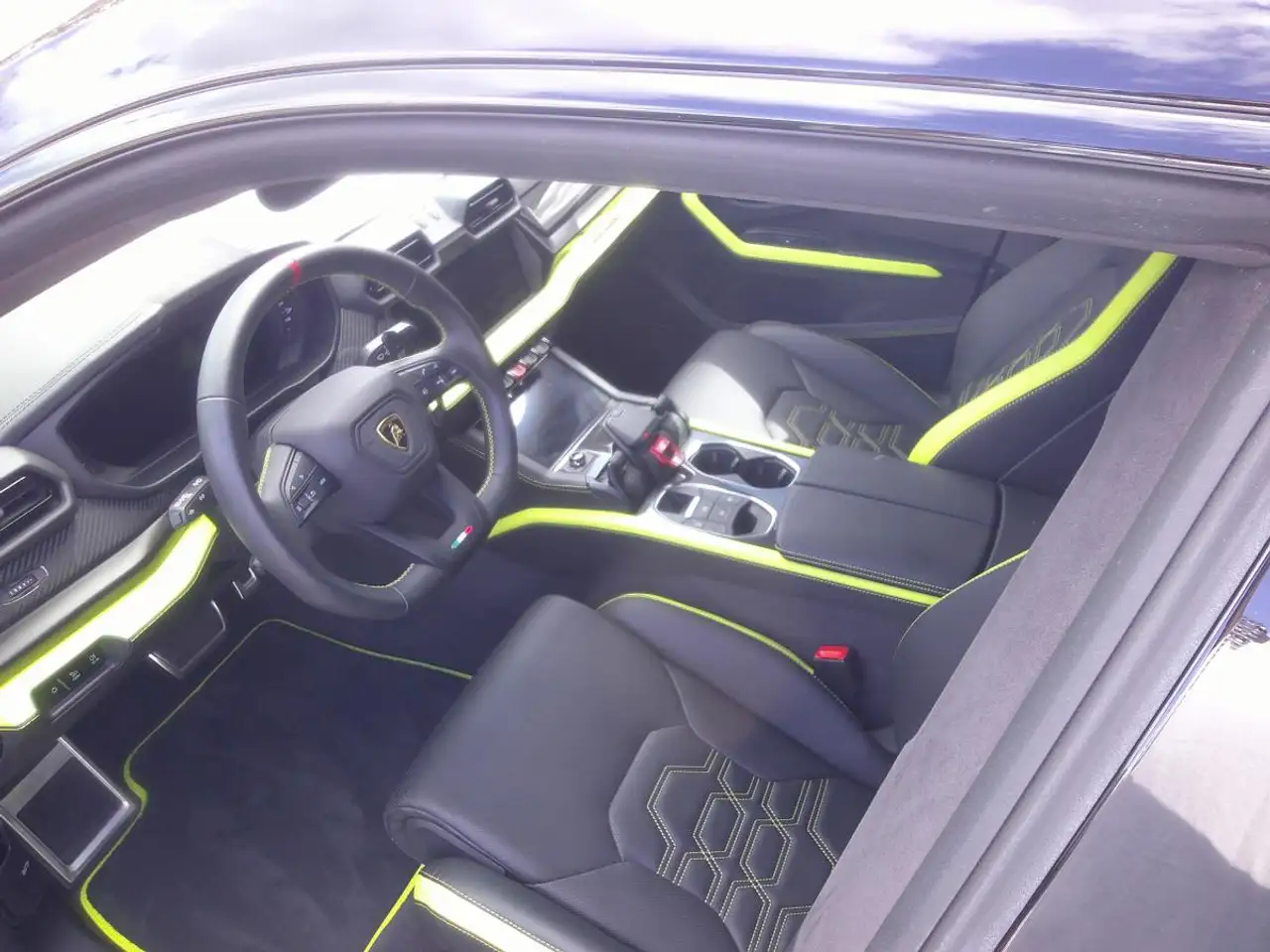 Lamborghini Urus - Image 12