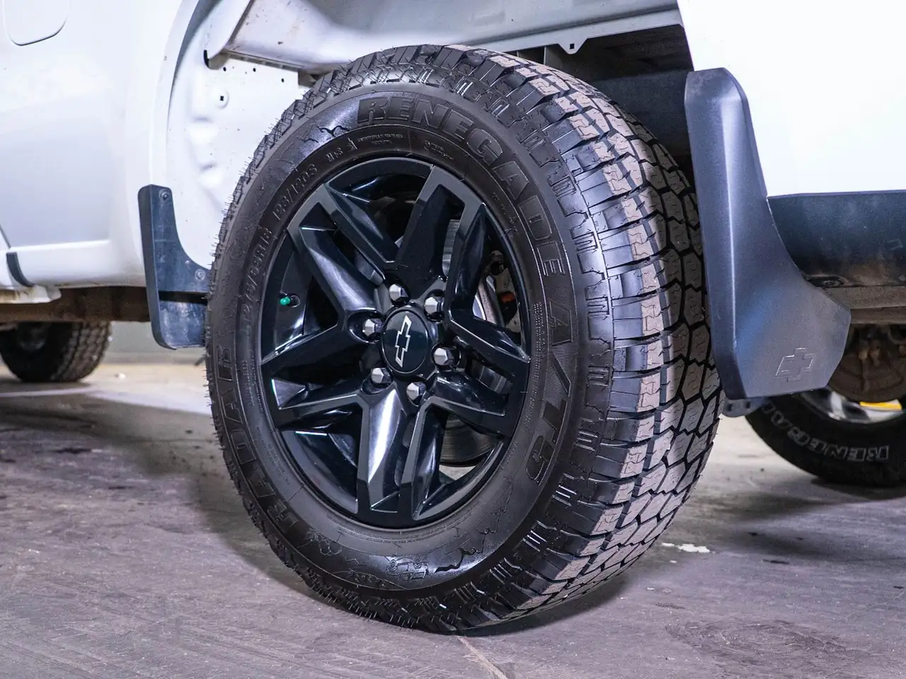 Chevrolet Silverado 1500 - Image 10