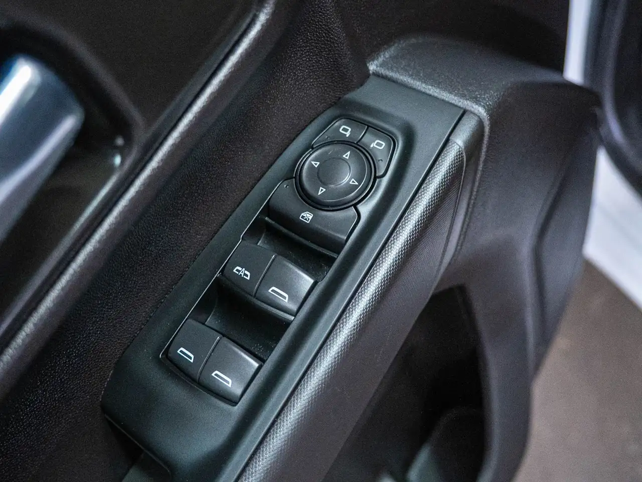 Chevrolet Silverado 1500 - Image 17